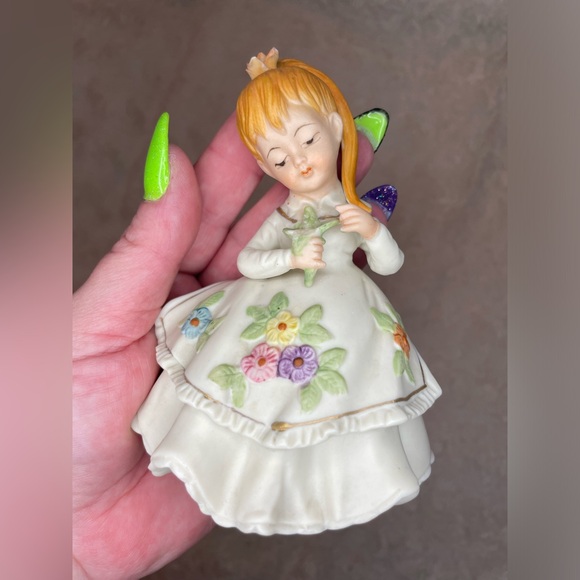 Vintage Lefton Antique Ivory Blond Girl With Flowers Hand Painted. Made in Japan - Picture 2 of 7